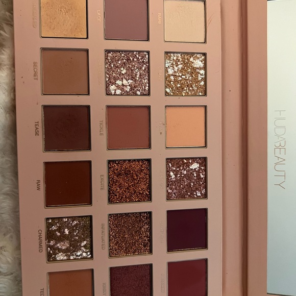 Huda Beauty Nude eyeshadow palette - Picture 6 of 6